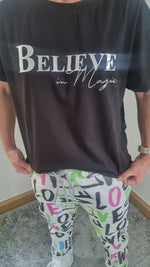 Lade das Bild in den Galerie-Viewer, T-Shirt &quot;Believe in Magic&quot;
