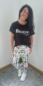 Lade das Bild in den Galerie-Viewer, T-Shirt &quot;Believe in Magic&quot;
