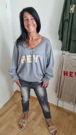 Lade das Bild in den Galerie-Viewer, Langarmshirt &quot;HEY&quot;
