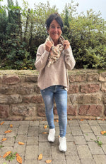 Lade das Bild in den Galerie-Viewer, Schal Beige Fantasiemuster
