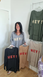 Lade das Bild in den Galerie-Viewer, Langarmshirt &quot;HEY&quot;
