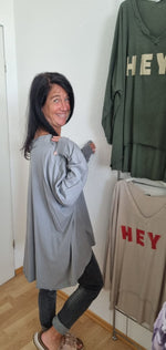 Lade das Bild in den Galerie-Viewer, Langarmshirt &quot;HEY&quot;
