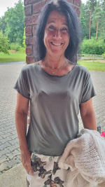 Lade das Bild in den Galerie-Viewer, Basic T-Shirt &quot;Pia&quot; mit gewelltem Rundhalsausschnitt bis Gr. 38/40
