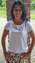 Lade das Bild in den Galerie-Viewer, Basic T-Shirt &quot;Pia&quot; mit gewelltem Rundhalsausschnitt bis Gr. 38/40
