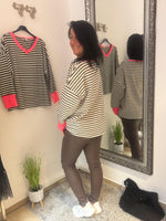 Lade das Bild in den Galerie-Viewer, Pullover V Pink
