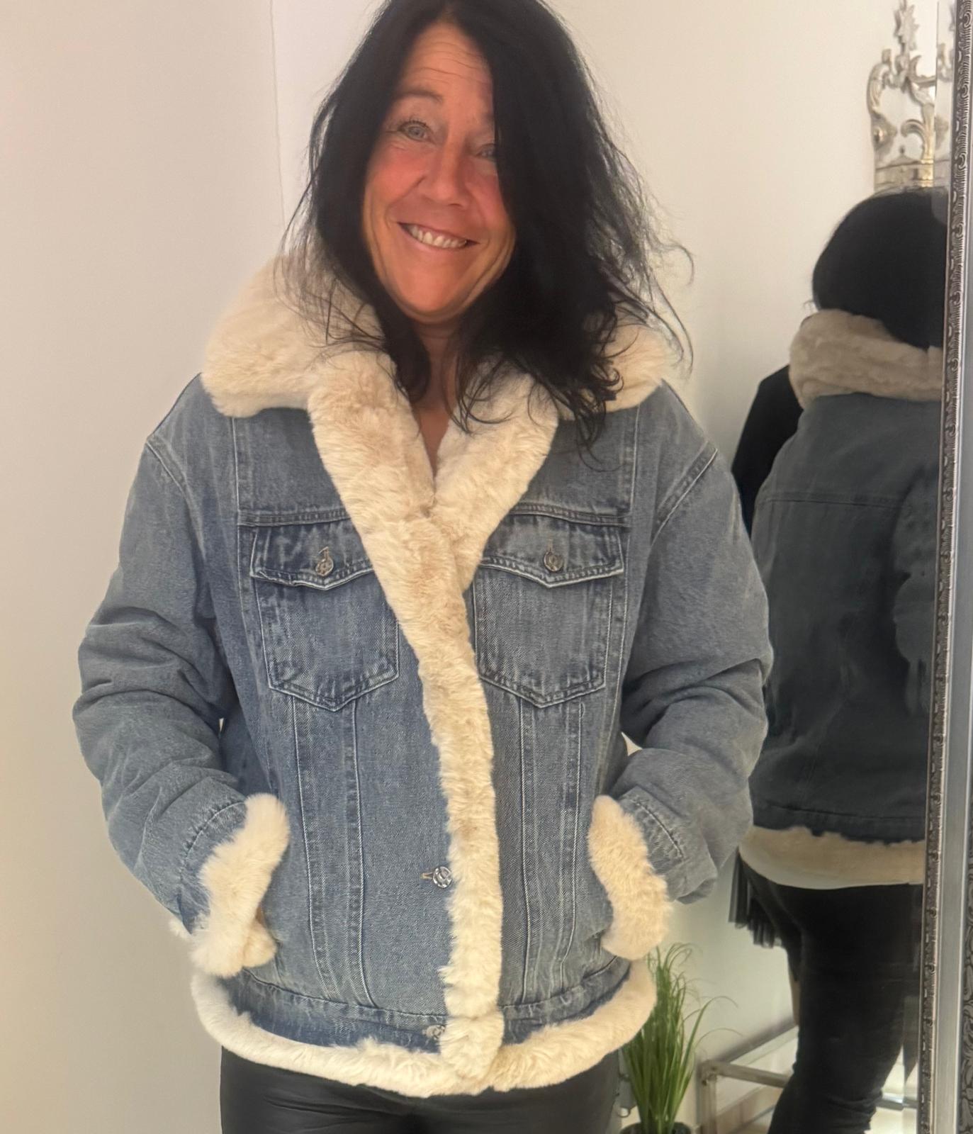 Jeansjacke mit Fellbesatz
