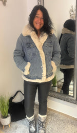 Lade das Bild in den Galerie-Viewer, Jeansjacke mit Fellbesatz
