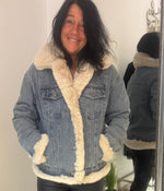 Lade das Bild in den Galerie-Viewer, Jeansjacke mit Fellbesatz

