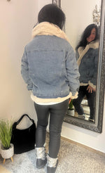 Lade das Bild in den Galerie-Viewer, Jeansjacke mit Fellbesatz
