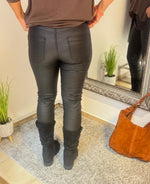 Lade das Bild in den Galerie-Viewer, Lederoptikhose Nelly schwarz
