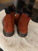 Lade das Bild in den Galerie-Viewer, Boots Rost
