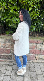 Lade das Bild in den Galerie-Viewer, Strickpullover Snoopy Charme
