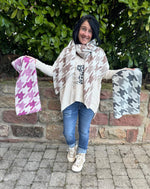 Lade das Bild in den Galerie-Viewer, Strickpullover Snoopy Charme
