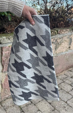 Lade das Bild in den Galerie-Viewer, Schal Hahnentritt
