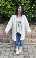 Lade das Bild in den Galerie-Viewer, Strickpullover Snoopy Charme
