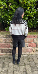 Lade das Bild in den Galerie-Viewer, Strickpullover mit Mustermix &amp; Farbbordüren
