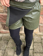 Lade das Bild in den Galerie-Viewer, Rock/Hose Lederoptik
