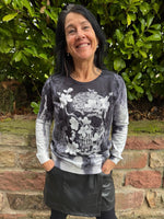 Lade das Bild in den Galerie-Viewer, Feinstrickpullover Skull Schwarz-Weiß
