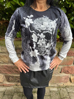 Lade das Bild in den Galerie-Viewer, Feinstrickpullover Skull Schwarz-Weiß
