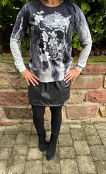 Lade das Bild in den Galerie-Viewer, Feinstrickpullover Skull Schwarz-Weiß
