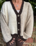 Lade das Bild in den Galerie-Viewer, Strickjacke Braun-beige mit Glitzereffekt
