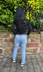 Lade das Bild in den Galerie-Viewer, Spitzenoberteil
