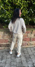 Lade das Bild in den Galerie-Viewer, Lederoptikhose "Kargo" creme
