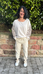 Lade das Bild in den Galerie-Viewer, Sweatshirt mit Streifeneinsatz am Arm
