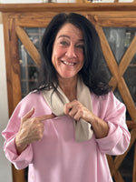 Lade das Bild in den Galerie-Viewer, Sweatshirt mit Schal Details

