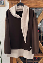 Lade das Bild in den Galerie-Viewer, Sweatshirt mit Schal Details
