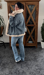 Lade das Bild in den Galerie-Viewer, Jeansjacke mit Fellbesatz REDUZIERT
