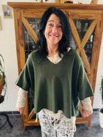 Lade das Bild in den Galerie-Viewer, Spitzenshirt asymmetrisch
