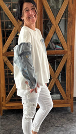 Lade das Bild in den Galerie-Viewer, Sweatshirt Weiß/Jeans
