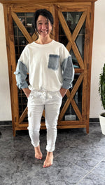 Lade das Bild in den Galerie-Viewer, Sweatshirt Weiß/Jeans
