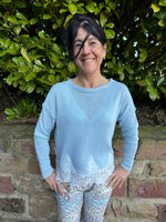 Lade das Bild in den Galerie-Viewer, Feiner Strickpullover mit Spitzensaum
