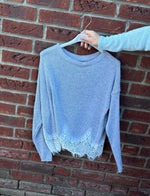 Lade das Bild in den Galerie-Viewer, Feiner Strickpullover mit Spitzensaum
