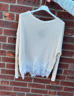 Lade das Bild in den Galerie-Viewer, Feiner Strickpullover mit Spitzensaum
