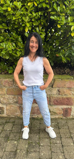 Lade das Bild in den Galerie-Viewer, Jeans mit Used-Details
