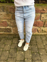 Lade das Bild in den Galerie-Viewer, Jeans mit Used-Details
