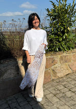 Lade das Bild in den Galerie-Viewer, Sommerschal mit Leo Print
