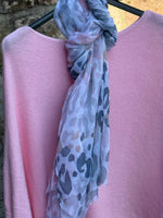 Lade das Bild in den Galerie-Viewer, Sommerschal mit Leo Print
