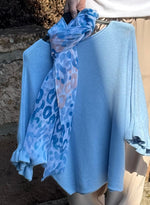 Lade das Bild in den Galerie-Viewer, Sommerschal mit Leo Print

