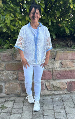 Lade das Bild in den Galerie-Viewer, Spitzenbluse mit Jeansdetails
