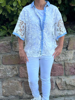 Lade das Bild in den Galerie-Viewer, Spitzenbluse mit Jeansdetails
