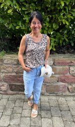 Lade das Bild in den Galerie-Viewer, Jeans mit Used-Details
