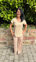 Lade das Bild in den Galerie-Viewer, Hose Phantasie "Beige"
