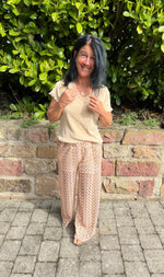 Lade das Bild in den Galerie-Viewer, Hose Phantasie "Beige"
