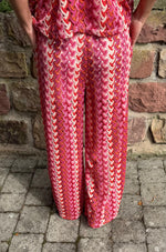 Lade das Bild in den Galerie-Viewer, Hose Phantasie "Rose Rot"
