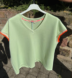Lade das Bild in den Galerie-Viewer, T-Shirt Uni mit farblich abgesetzten Armbündchen
