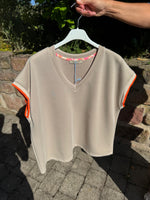 Lade das Bild in den Galerie-Viewer, T-Shirt Uni mit farblich abgesetzten Armbündchen
